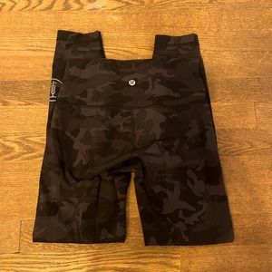Lululemon Wunder under in camo size 4 25” inseam with bike logo